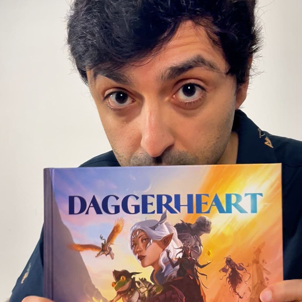 Dilhan Sarica, meneur de jeu du stage, tenant le livre Daggerheart