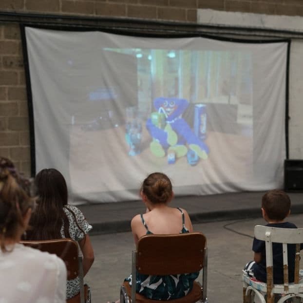 Projection d'un film devant le public