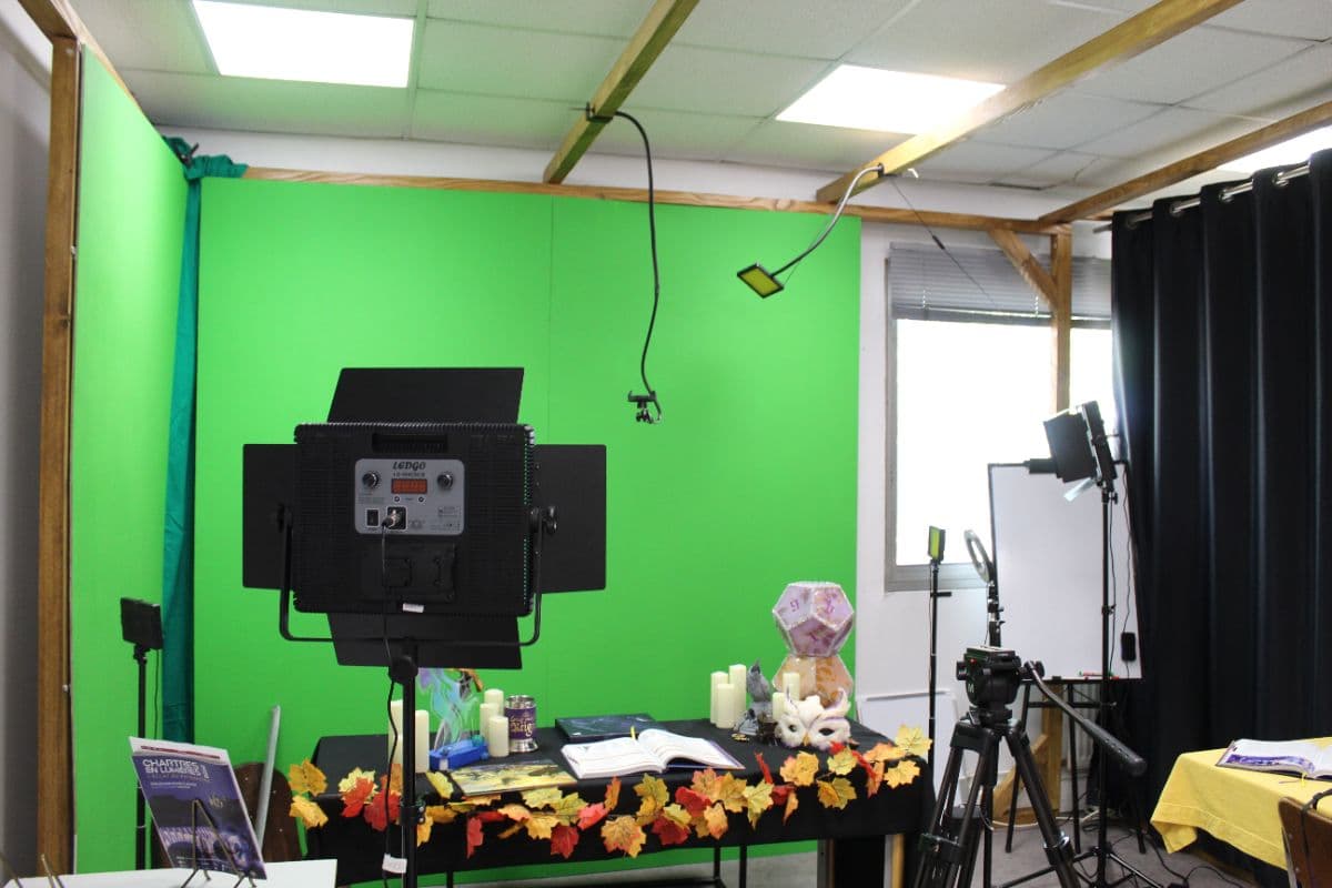 Studio immersif avec fond vert et projecteurs