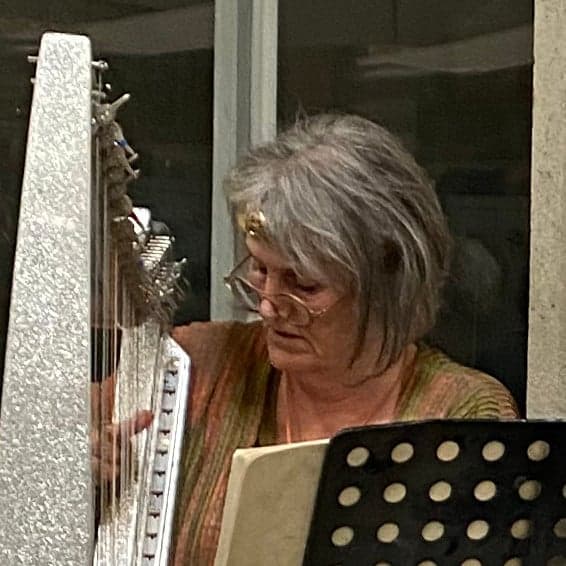 Véronique Gantès Vogt jouant de la harpe